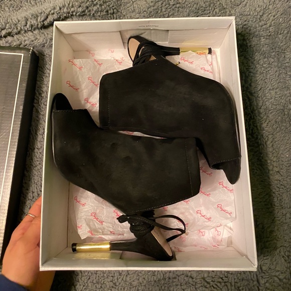 Shoes - Black lace up bootie heels!!